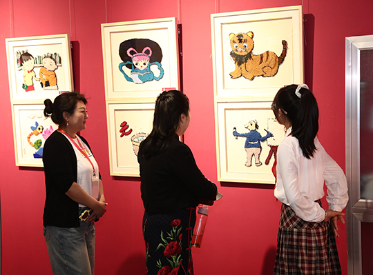 活動(dòng)上，學(xué)校掇繡作品展示。學(xué)校供圖