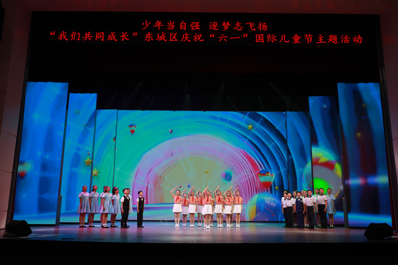 孩子們用藝術(shù)點(diǎn)亮《夢想舞臺》，豐富多彩的藝術(shù)活動(dòng)提升學(xué)生的綜合素養(yǎng)。主辦方供圖