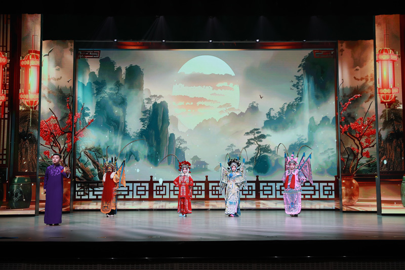 在《中軸線上話非遺》展演中學(xué)生表演京劇與快板。主辦方供圖