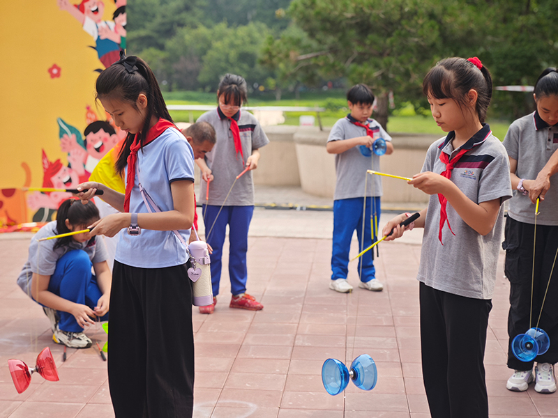 活動(dòng)現(xiàn)場(chǎng)，學(xué)生們學(xué)習(xí)抖空竹。人民網(wǎng)記者 郝孟佳攝