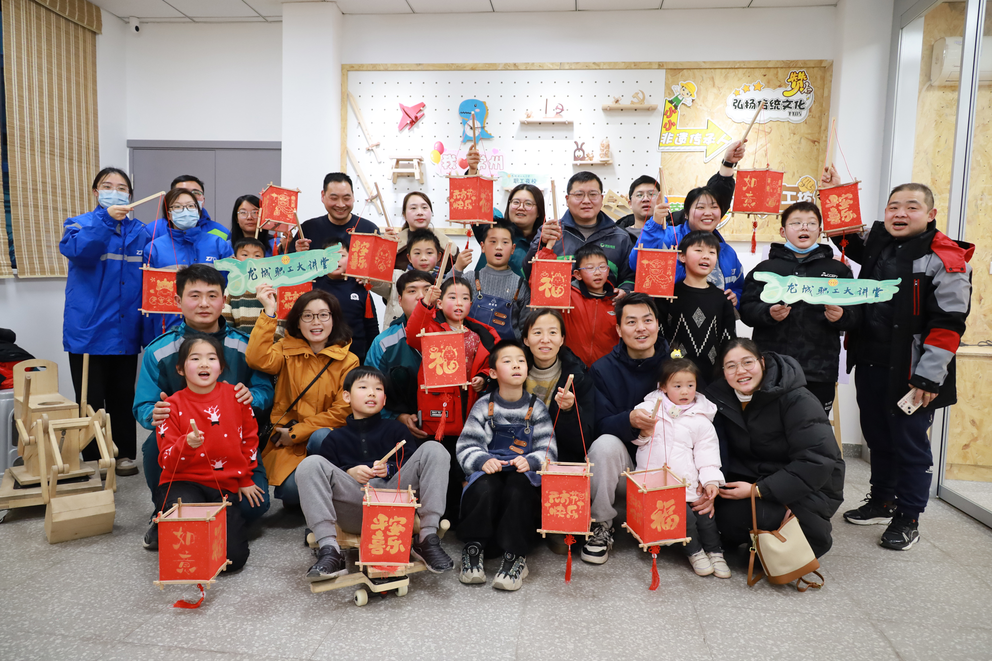圖為職工夜校木工班組織的快遞小哥親子活動(dòng)。常州市總工會(huì)供圖