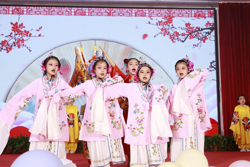 北京大學(xué)醫(yī)學(xué)部幼兒園“手拉手、心連心，快樂共成長”主題活動現(xiàn)場。園方供圖