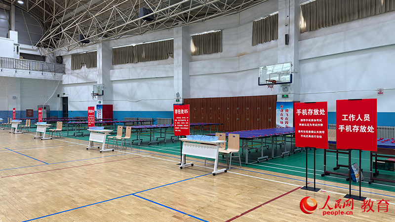 北京市第十九中學(xué)考點存包處。鄭爽攝