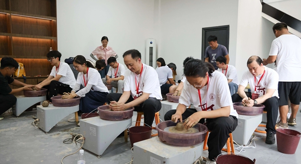 上海財(cái)經(jīng)大學(xué)師生現(xiàn)場體驗(yàn)傣族制陶技藝。校方供圖