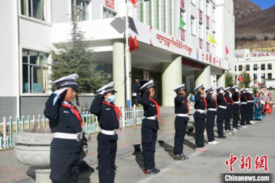 圖為加查縣安繞鎮(zhèn)小學(xué)學(xué)生爭(zhēng)當(dāng)“小交警”體驗(yàn)交警工作?！∝暩聛?lái)鬆 攝