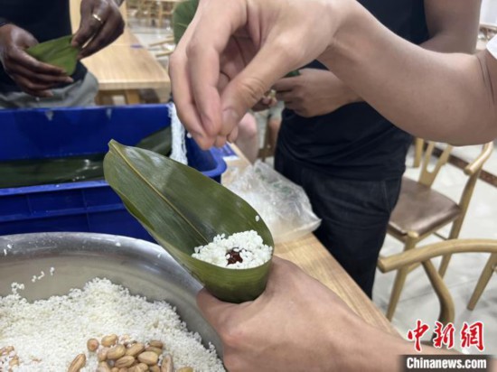 河北師范大學(xué)留學(xué)生體驗(yàn)中國(guó)“粽”文化