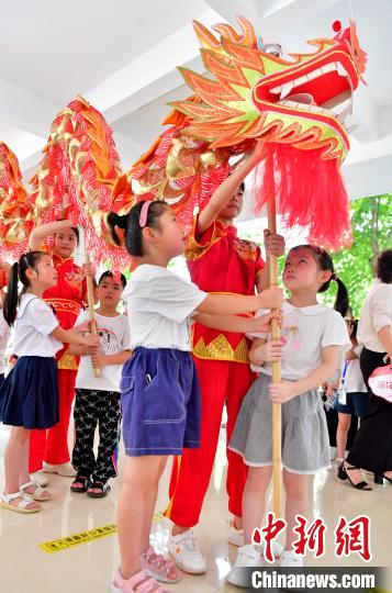 圖為福州市高湖小學(xué)一年級(jí)新生體驗(yàn)福建省非物質(zhì)文化遺產(chǎn)——福州高湖舞龍燈?！埍?攝