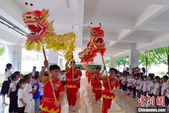 圖為福州市高湖小學(xué)高年級(jí)學(xué)生為一年級(jí)新生表演福州高湖舞龍燈，受到新生們的歡迎?！埍?攝