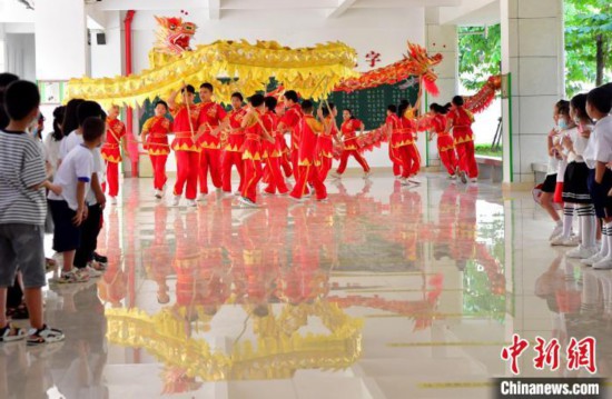 圖為福州市高湖小學(xué)高年級(jí)學(xué)生為一年級(jí)新生表演福州高湖舞龍燈，受到新生們的歡迎?！埍?攝