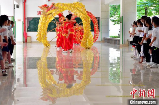 圖為福州市高湖小學(xué)高年級(jí)學(xué)生為一年級(jí)新生表演福州高湖舞龍燈，受到新生們的歡迎?！埍?攝