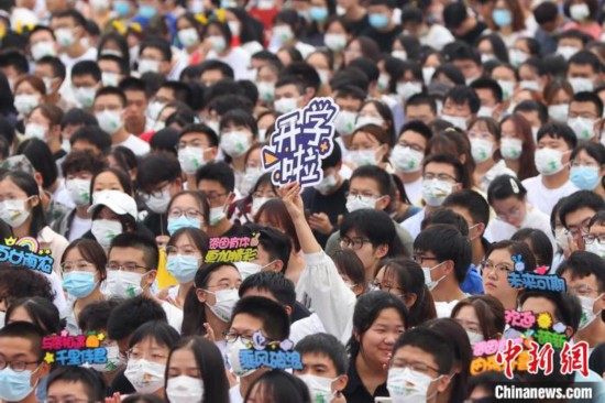 開學(xué)啦，新生們共上第一課。　泱波 攝