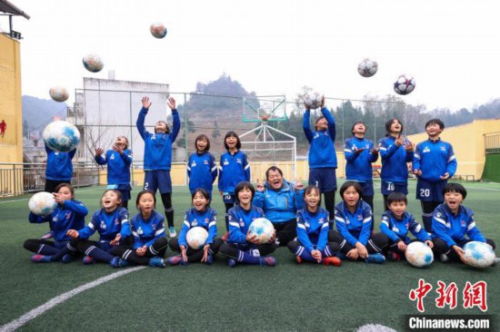 圖為12月9日，“元寶女子足球隊(duì)”教練徐召偉(中)和部分隊(duì)員合影。　瞿宏倫 攝