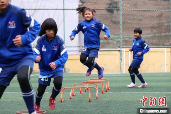 貴州畢節(jié)：鄉(xiāng)村小學(xué)裡的女子足球隊(duì)