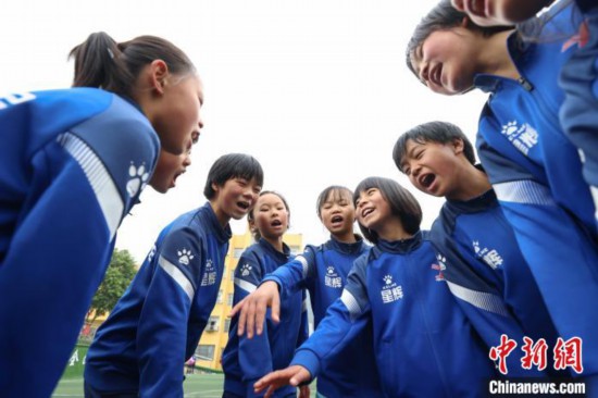 圖為12月9日，“元寶女子足球隊(duì)”隊(duì)員們進(jìn)行分組對(duì)抗賽前加油打氣?！■暮陚?攝
