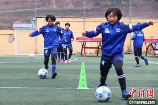 圖為12月9日，“元寶女子足球隊(duì)”隊(duì)員在訓(xùn)練中?！■暮陚?攝