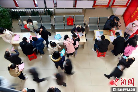 圖為招聘會吸引了許多民眾前來應(yīng)聘。　張斌 攝
