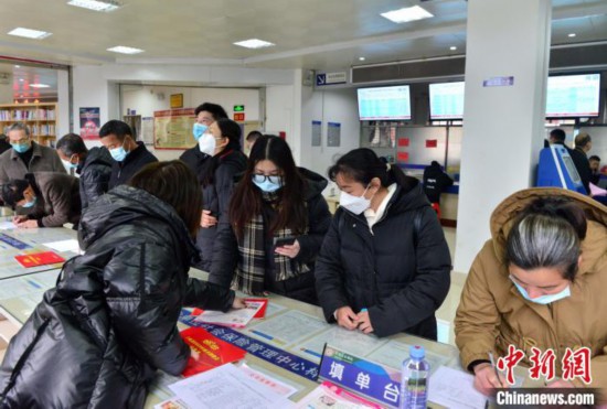 圖為求職者在招聘會上填寫應(yīng)聘信息。　張斌 攝