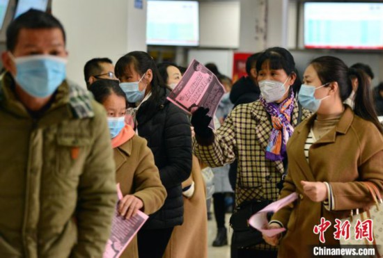 圖為求職者在招聘會上了解用工信息?！埍?攝
