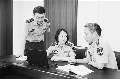 陸軍工程大學教員正在優(yōu)化授課內(nèi)容。 劉蘿潔攝