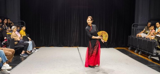 中國戲曲學(xué)院教師在新加坡進行傳統(tǒng)戲曲導(dǎo)賞表演