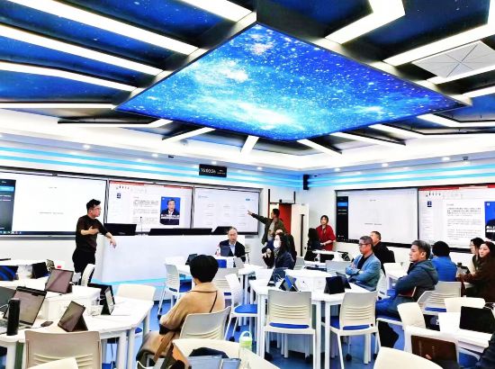2023年，首都經(jīng)濟(jì)貿(mào)易大學(xué)教師們?cè)谌麓蛟斓腁IGC教室研討“人工智能”+“人才培養(yǎng)”