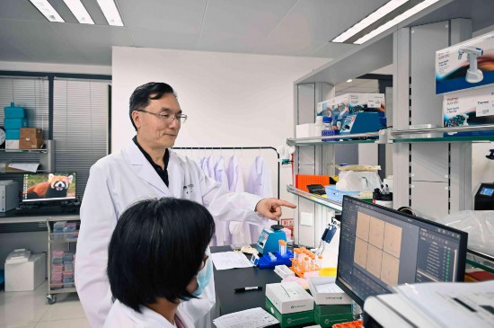 創(chuàng)新中心分子與細胞治療研究所所長、特聘研究員、首都醫(yī)科大學講席教授李川源在工作中
