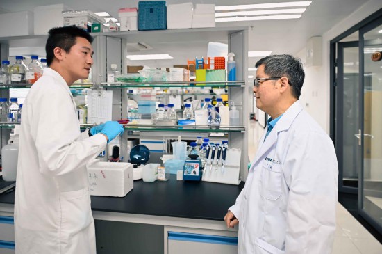 創(chuàng)新中心腫瘤研究所所長、特聘研究員、首都醫(yī)科大學講席教授李國民（右）在工作中