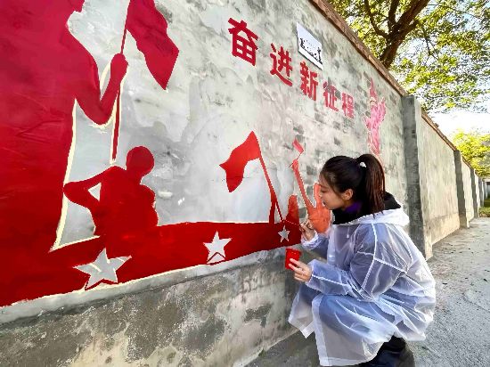 學(xué)生們繪制紅福牆