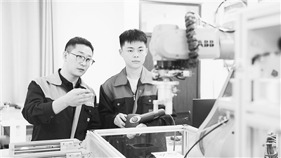 在臨沂科技職業(yè)學院，教師在實訓基地教授學生操作技能。