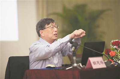 圖③ 胡思得在西南科技大學(xué)作報告。