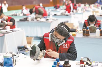 在山西省太原市舉辦的全國(guó)文物行業(yè)職業(yè)技能大賽上，選手在修復(fù)文物。新華社記者 劉金海攝
