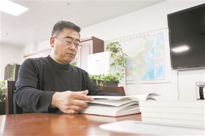 張同作在辦公室查閱文獻(xiàn)。 本報(bào)記者 張?zhí)N攝