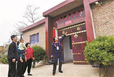 在山西省運(yùn)城市平陸縣郭原村，寬帶維護(hù)工作人員（右一）向村民介紹智能家居攝像頭的功能。新華社記者 柴婷攝