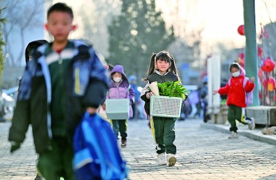 2月16日，寧夏銀川市興慶區(qū)實(shí)驗(yàn)二小學(xué)生走進(jìn)校園。新華社記者 王鵬攝