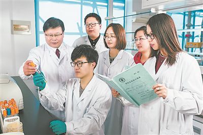 圖為中國(guó)科學(xué)院院士、天津大學(xué)教授元英進(jìn)指導(dǎo)學(xué)生做實(shí)驗(yàn)。受訪單位供圖