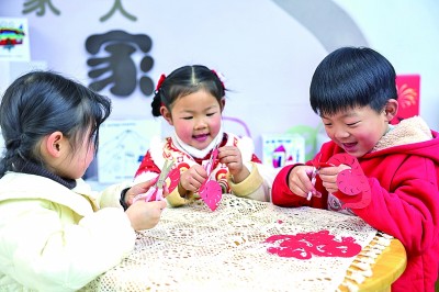 圖為孩子們在老師指導(dǎo)下制作蛇年主題剪紙。 新華社記者 徐昱攝