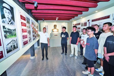 2024年8月8日，青年們?cè)谡憬≈T暨市同山鎮(zhèn)麗塢底村的愛(ài)國(guó)主義教育基地里學(xué)習(xí)。新華社發(fā)