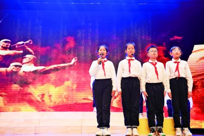 2024年11月13日，北京市第四中學(xué)順義分校的思政課上，學(xué)生表演詩(shī)朗誦《致先輩》。新華社發(fā)