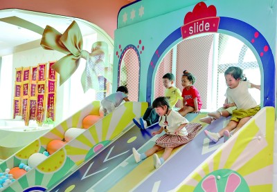 在浙江省嘉興市南湖區(qū)東柵街道的一家托育機(jī)構(gòu)裡，小朋友在活動(dòng)。新華社發(fā)
