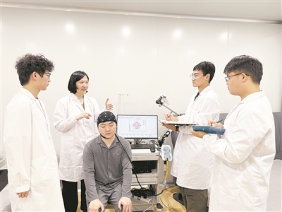 圖為安徽農(nóng)業(yè)大學(xué)教授陳玉霞（左二）及其團(tuán)隊(duì)正在開展睡眠數(shù)據(jù)採集。安徽農(nóng)業(yè)大學(xué)供圖