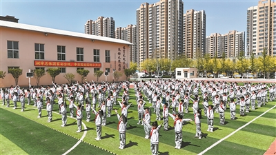 4月14日，廊坊市第十七小學(xué)的學(xué)生們正在演練國(guó)防軍事體操。
