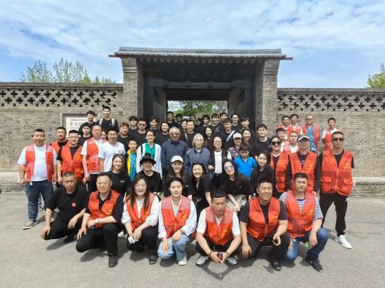 音樂劇《大釗先生》劇組與李樂群、張建國前往河北樂亭李大釗故居的合影