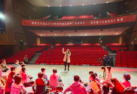 周映辰導(dǎo)演在演出后及時(shí)修正問題
