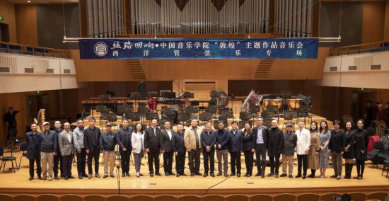 2023年4月20日，演出后校領(lǐng)導與主創(chuàng)團隊合影