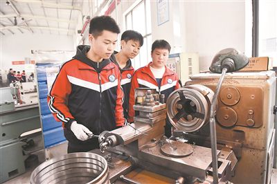 圖為在河北省臨西縣一家企業(yè)的生產(chǎn)車間，學(xué)生們在操控車床。新華社記者 王曉攝
