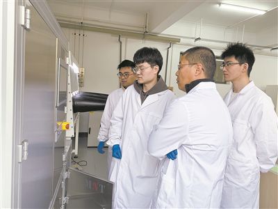 圖為安工大材料科學(xué)與工程學(xué)院碩士研究生余威（右一）在實驗室開展研究。安工大供圖