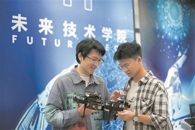 華南理工大學(xué)未來(lái)技術(shù)學(xué)院學(xué)生正在調(diào)試無(wú)人機(jī)設(shè)備。受訪(fǎng)單位供圖
