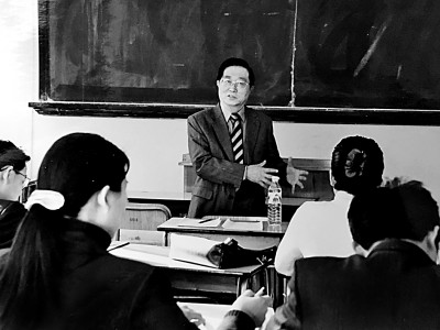張晉藩為博士生授課。