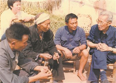 侯光炯（右一）和農(nóng)民在一起親切交流。 西南大學(xué)檔案館供圖