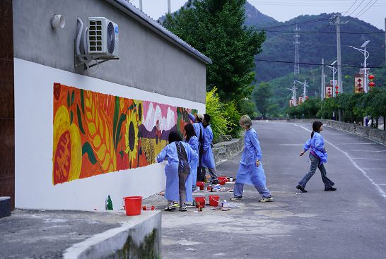 北京電影學(xué)院師生走進(jìn)懷柔區(qū)長(zhǎng)哨營(yíng)滿族鄉(xiāng)大溝村助力新農(nóng)村建設(shè)